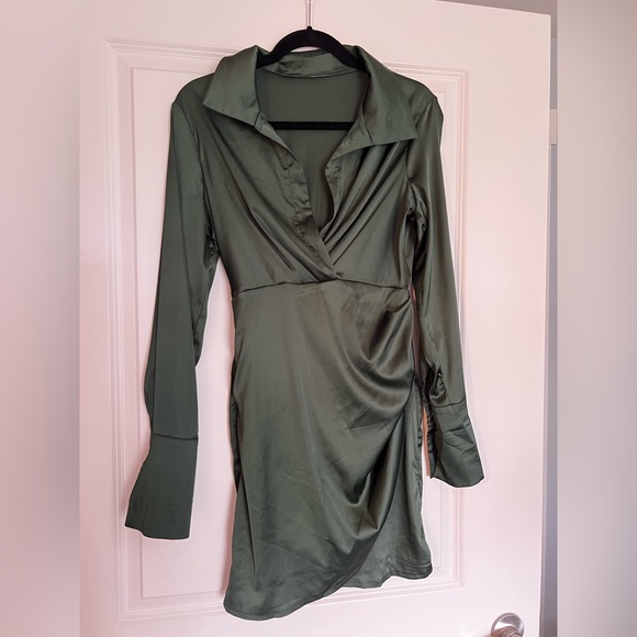 Green satin long sleeve dress - Picture 2 of 3